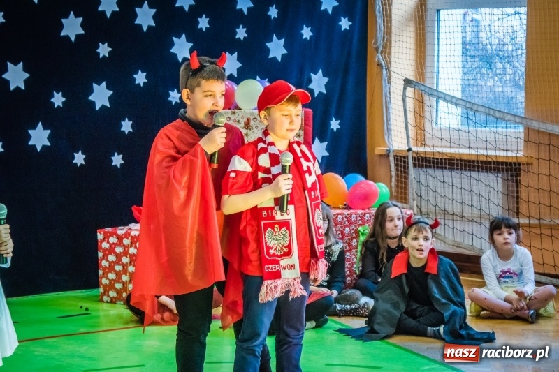 Zdjęcie w galerii na portalu naszraciborz.pl: Uczniowie SP 13 przygotowali przedstawienie dla przedszkolaków wiadomości z regionu