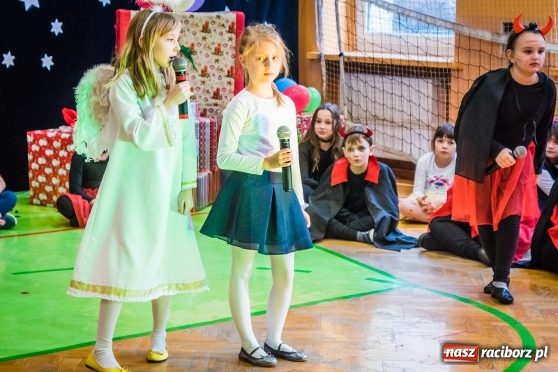 Zdjęcie w galerii na portalu naszraciborz.pl: Uczniowie SP 13 przygotowali przedstawienie dla przedszkolaków wiadomości z regionu
