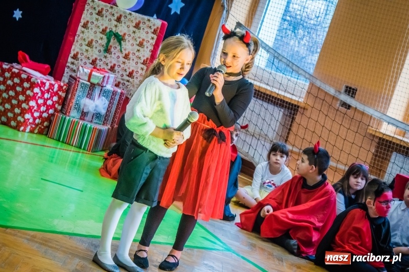 Zdjęcie w galerii na portalu naszraciborz.pl: Uczniowie SP 13 przygotowali przedstawienie dla przedszkolaków wiadomości z regionu