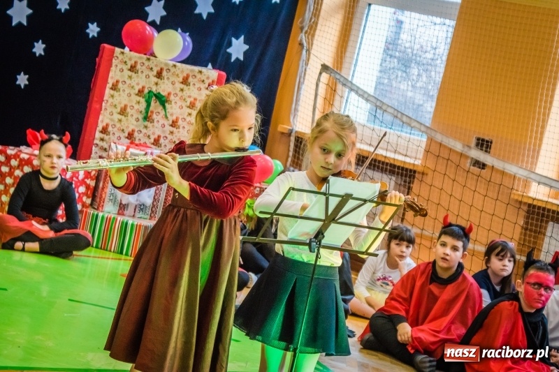 Zdjęcie w galerii na portalu naszraciborz.pl: Uczniowie SP 13 przygotowali przedstawienie dla przedszkolaków wiadomości z regionu