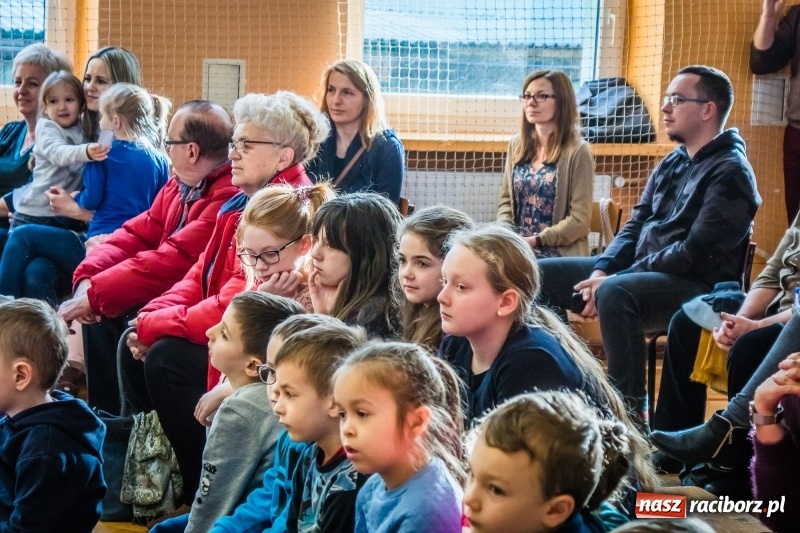 Zdjęcie w galerii na portalu naszraciborz.pl: Uczniowie SP 13 przygotowali przedstawienie dla przedszkolaków wiadomości z regionu