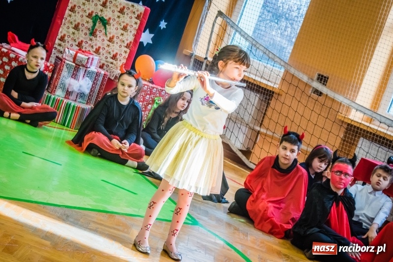 Zdjęcie w galerii na portalu naszraciborz.pl: Uczniowie SP 13 przygotowali przedstawienie dla przedszkolaków wiadomości z regionu