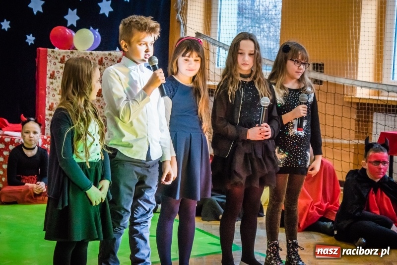 Zdjęcie w galerii na portalu naszraciborz.pl: Uczniowie SP 13 przygotowali przedstawienie dla przedszkolaków wiadomości z regionu