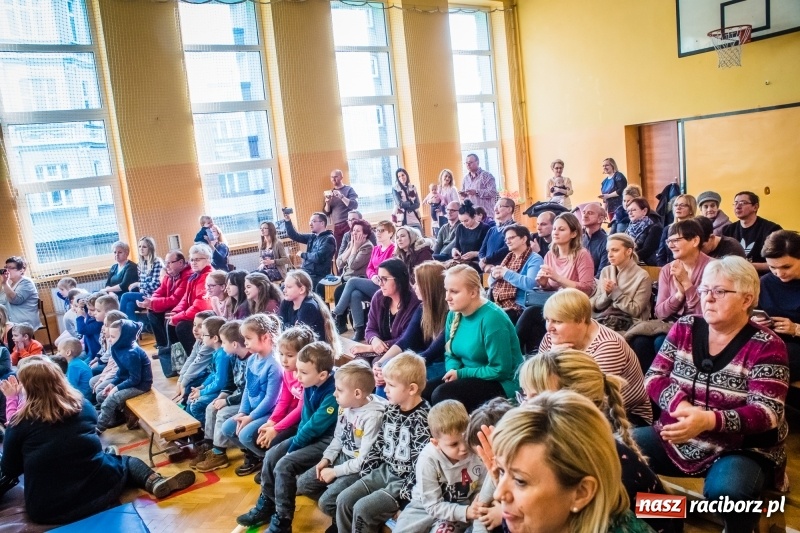 Zdjęcie w galerii na portalu naszraciborz.pl: Uczniowie SP 13 przygotowali przedstawienie dla przedszkolaków wiadomości z regionu