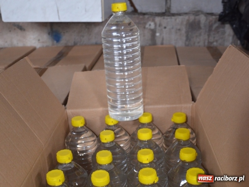 Zdjęcie w galerii na portalu naszraciborz.pl: Ponad 1300 litrów nielegalnego alkoholu ujawniono w Sosnowcu wiadomości z regionu