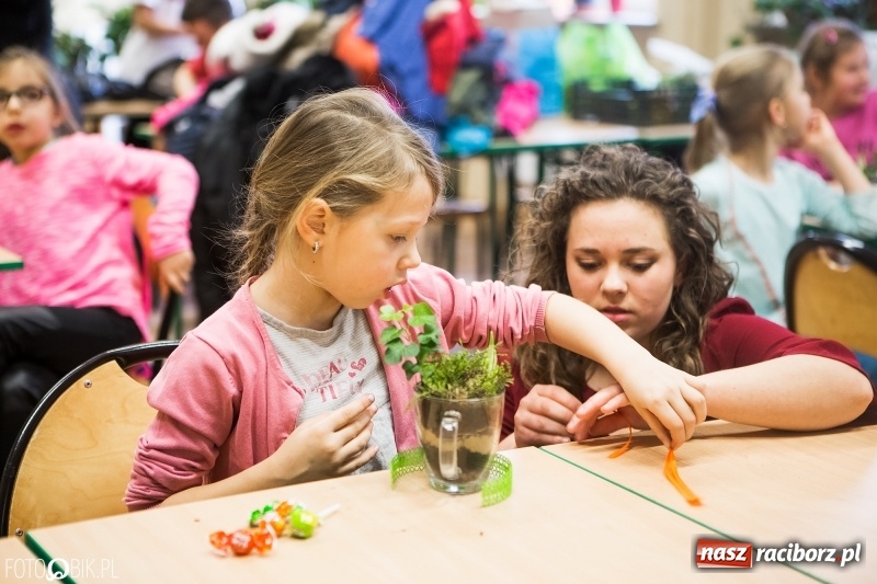 Zdjęcie w galerii na portalu naszraciborz.pl: Dzieci z SP 18 wspólnie z uczniami CKZiU nr 1 przygotowały upominki dla babci i dziadka wiadomości z regionu