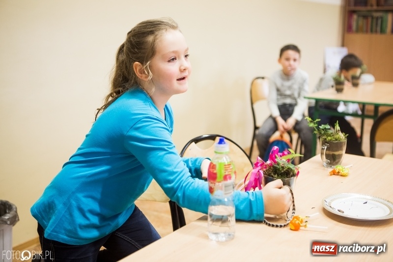 Zdjęcie w galerii na portalu naszraciborz.pl: Dzieci z SP 18 wspólnie z uczniami CKZiU nr 1 przygotowały upominki dla babci i dziadka wiadomości z regionu