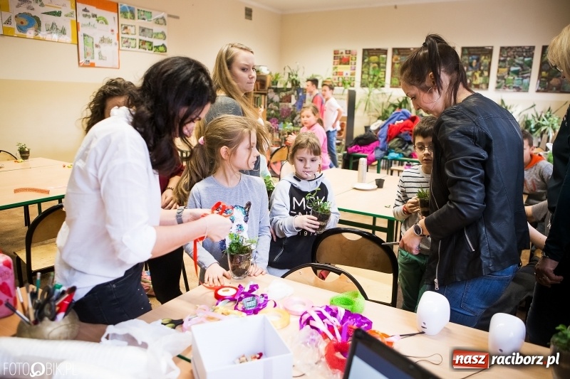 Zdjęcie w galerii na portalu naszraciborz.pl: Dzieci z SP 18 wspólnie z uczniami CKZiU nr 1 przygotowały upominki dla babci i dziadka wiadomości z regionu