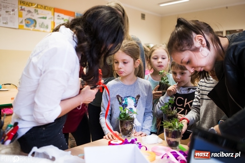 Zdjęcie w galerii na portalu naszraciborz.pl: Dzieci z SP 18 wspólnie z uczniami CKZiU nr 1 przygotowały upominki dla babci i dziadka wiadomości z regionu