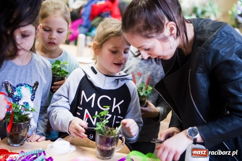 Zdjęcie w galerii na portalu naszraciborz.pl: Dzieci z SP 18 wspólnie z uczniami CKZiU nr 1 przygotowały upominki dla babci i dziadka wiadomości z regionu