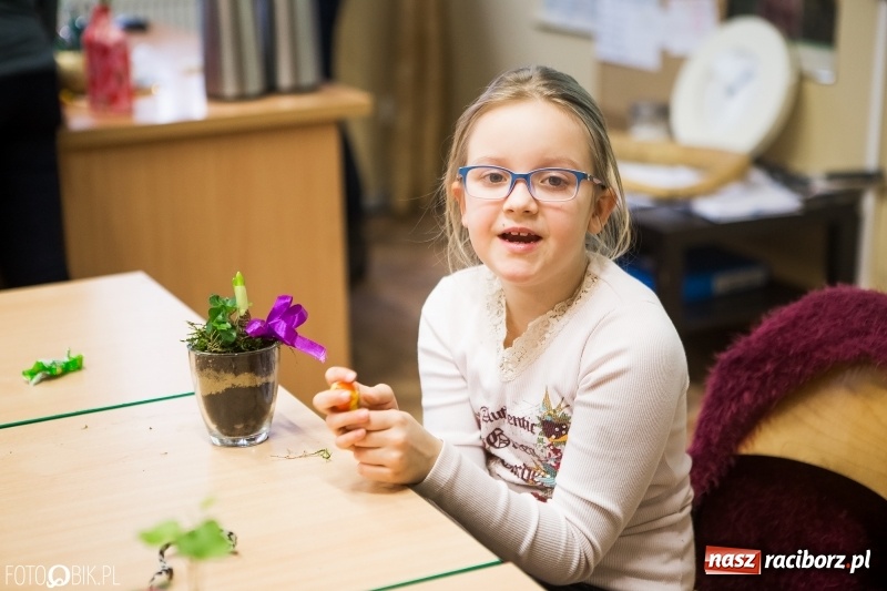 Zdjęcie w galerii na portalu naszraciborz.pl: Dzieci z SP 18 wspólnie z uczniami CKZiU nr 1 przygotowały upominki dla babci i dziadka wiadomości z regionu
