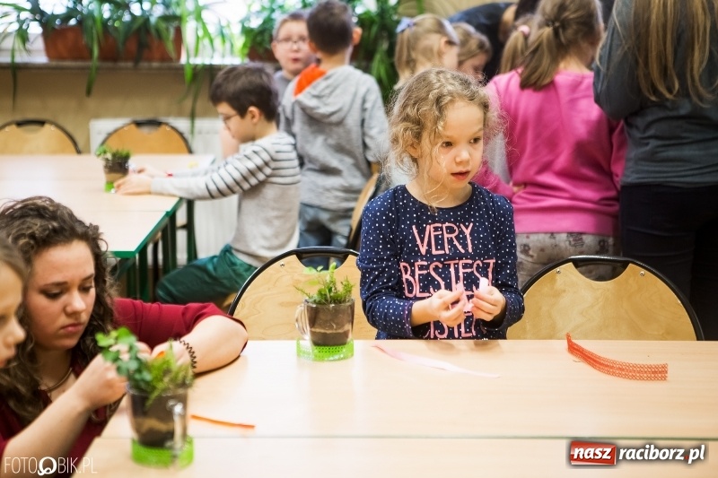 Zdjęcie w galerii na portalu naszraciborz.pl: Dzieci z SP 18 wspólnie z uczniami CKZiU nr 1 przygotowały upominki dla babci i dziadka wiadomości z regionu