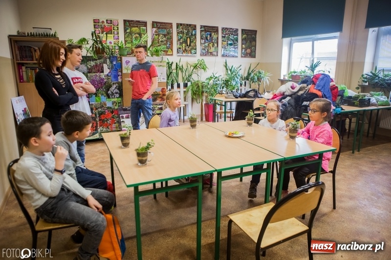 Zdjęcie w galerii na portalu naszraciborz.pl: Dzieci z SP 18 wspólnie z uczniami CKZiU nr 1 przygotowały upominki dla babci i dziadka wiadomości z regionu