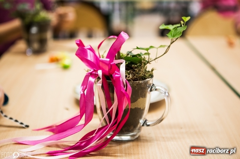 Zdjęcie w galerii na portalu naszraciborz.pl: Dzieci z SP 18 wspólnie z uczniami CKZiU nr 1 przygotowały upominki dla babci i dziadka wiadomości z regionu