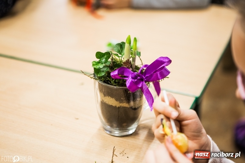 Zdjęcie w galerii na portalu naszraciborz.pl: Dzieci z SP 18 wspólnie z uczniami CKZiU nr 1 przygotowały upominki dla babci i dziadka wiadomości z regionu