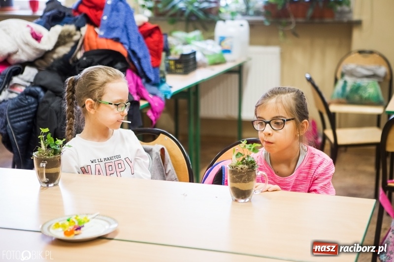 Zdjęcie w galerii na portalu naszraciborz.pl: Dzieci z SP 18 wspólnie z uczniami CKZiU nr 1 przygotowały upominki dla babci i dziadka wiadomości z regionu