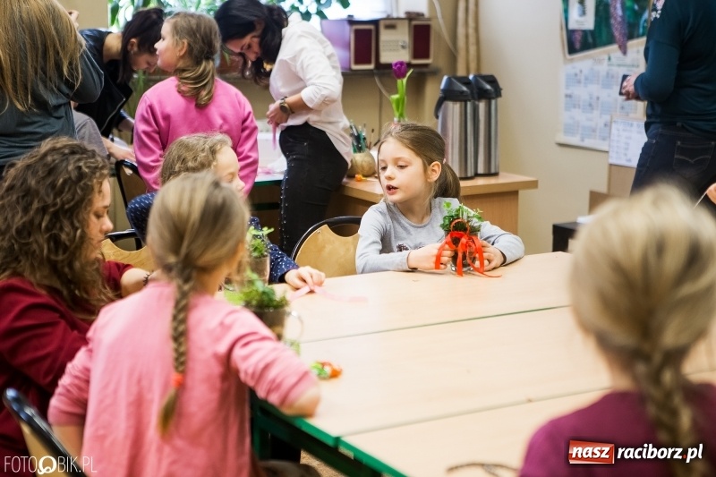 Zdjęcie w galerii na portalu naszraciborz.pl: Dzieci z SP 18 wspólnie z uczniami CKZiU nr 1 przygotowały upominki dla babci i dziadka wiadomości z regionu