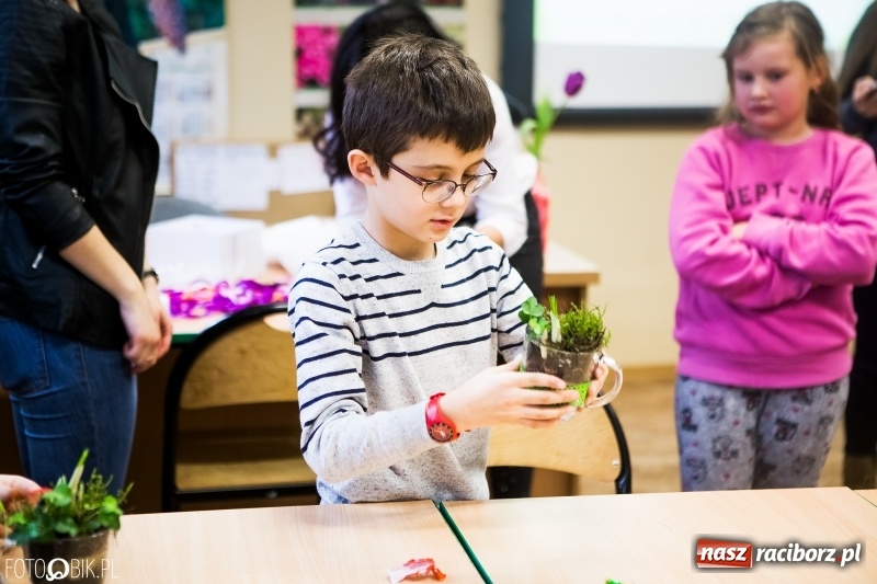 Zdjęcie w galerii na portalu naszraciborz.pl: Dzieci z SP 18 wspólnie z uczniami CKZiU nr 1 przygotowały upominki dla babci i dziadka wiadomości z regionu