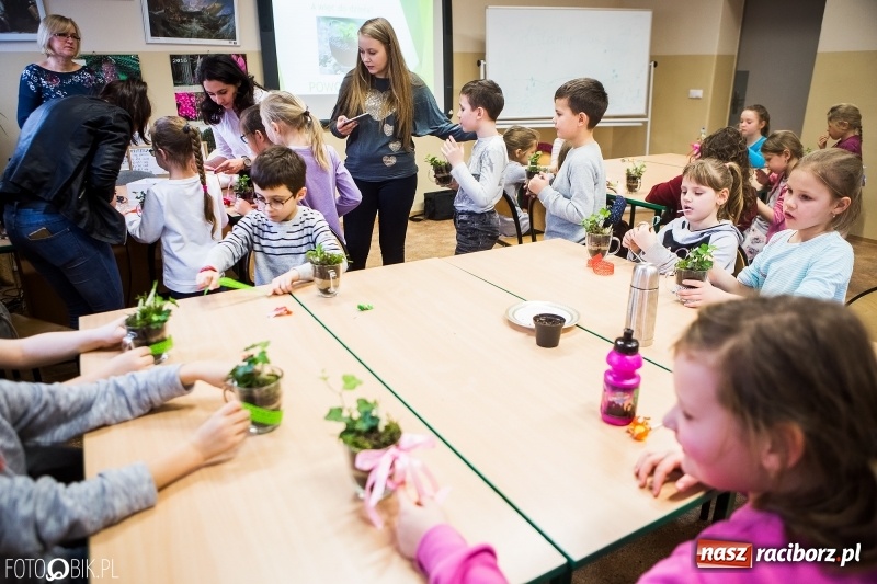 Zdjęcie w galerii na portalu naszraciborz.pl: Dzieci z SP 18 wspólnie z uczniami CKZiU nr 1 przygotowały upominki dla babci i dziadka wiadomości z regionu