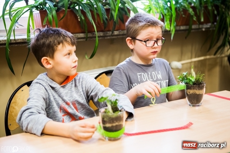 Zdjęcie w galerii na portalu naszraciborz.pl: Dzieci z SP 18 wspólnie z uczniami CKZiU nr 1 przygotowały upominki dla babci i dziadka wiadomości z regionu