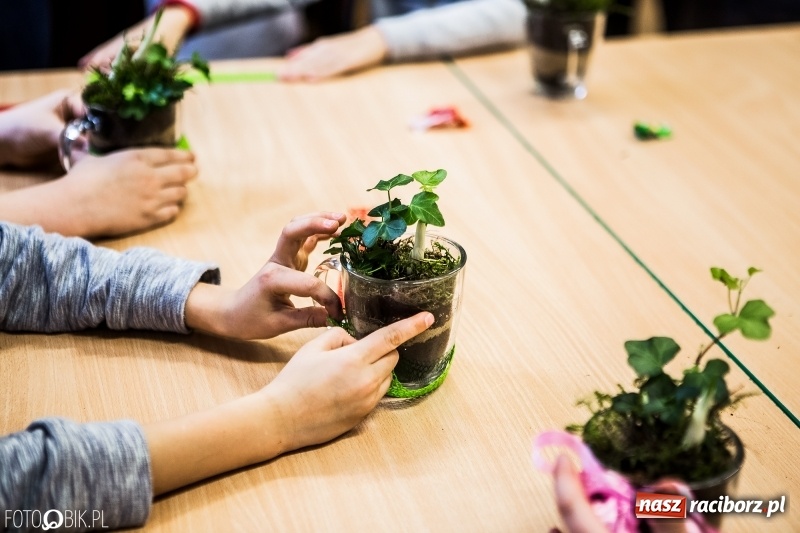 Zdjęcie w galerii na portalu naszraciborz.pl: Dzieci z SP 18 wspólnie z uczniami CKZiU nr 1 przygotowały upominki dla babci i dziadka wiadomości z regionu