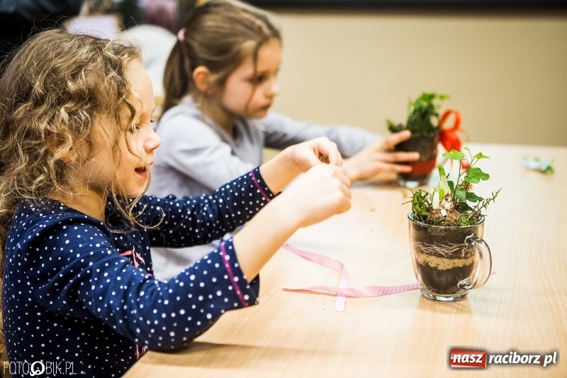 Zdjęcie w galerii na portalu naszraciborz.pl: Dzieci z SP 18 wspólnie z uczniami CKZiU nr 1 przygotowały upominki dla babci i dziadka wiadomości z regionu