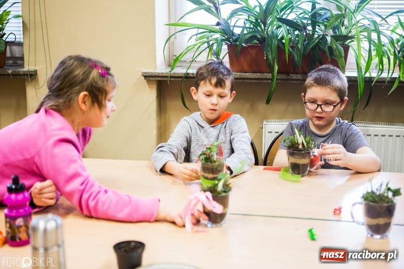 Zdjęcie w galerii na portalu naszraciborz.pl: Dzieci z SP 18 wspólnie z uczniami CKZiU nr 1 przygotowały upominki dla babci i dziadka wiadomości z regionu