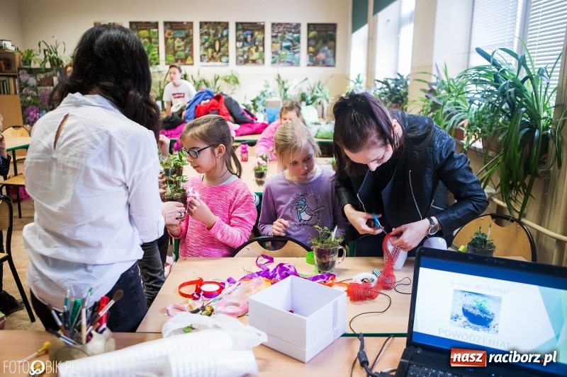 Zdjęcie w galerii na portalu naszraciborz.pl: Dzieci z SP 18 wspólnie z uczniami CKZiU nr 1 przygotowały upominki dla babci i dziadka wiadomości z regionu