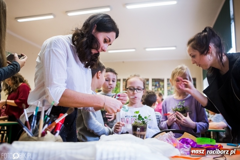 Zdjęcie w galerii na portalu naszraciborz.pl: Dzieci z SP 18 wspólnie z uczniami CKZiU nr 1 przygotowały upominki dla babci i dziadka wiadomości z regionu