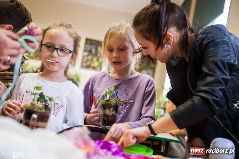 Zdjęcie w galerii na portalu naszraciborz.pl: Dzieci z SP 18 wspólnie z uczniami CKZiU nr 1 przygotowały upominki dla babci i dziadka wiadomości z regionu