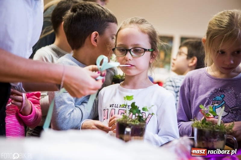 Zdjęcie w galerii na portalu naszraciborz.pl: Dzieci z SP 18 wspólnie z uczniami CKZiU nr 1 przygotowały upominki dla babci i dziadka wiadomości z regionu