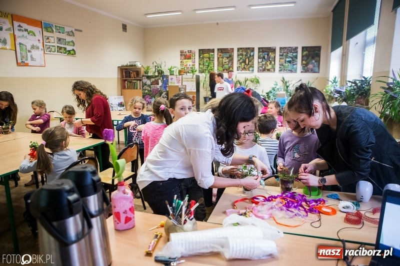 Zdjęcie w galerii na portalu naszraciborz.pl: Dzieci z SP 18 wspólnie z uczniami CKZiU nr 1 przygotowały upominki dla babci i dziadka wiadomości z regionu