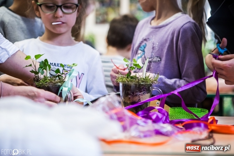 Zdjęcie w galerii na portalu naszraciborz.pl: Dzieci z SP 18 wspólnie z uczniami CKZiU nr 1 przygotowały upominki dla babci i dziadka wiadomości z regionu