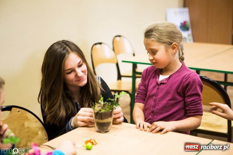 Zdjęcie w galerii na portalu naszraciborz.pl: Dzieci z SP 18 wspólnie z uczniami CKZiU nr 1 przygotowały upominki dla babci i dziadka wiadomości z regionu