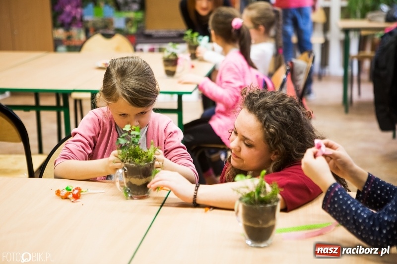 Zdjęcie w galerii na portalu naszraciborz.pl: Dzieci z SP 18 wspólnie z uczniami CKZiU nr 1 przygotowały upominki dla babci i dziadka wiadomości z regionu