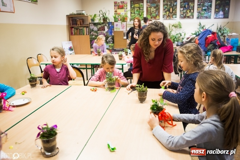Zdjęcie w galerii na portalu naszraciborz.pl: Dzieci z SP 18 wspólnie z uczniami CKZiU nr 1 przygotowały upominki dla babci i dziadka wiadomości z regionu