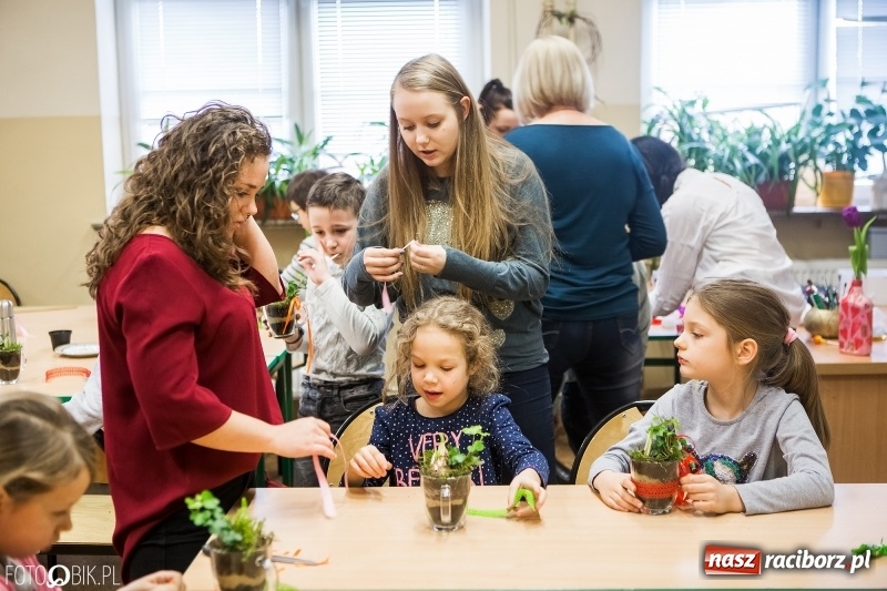 Zdjęcie w galerii na portalu naszraciborz.pl: Dzieci z SP 18 wspólnie z uczniami CKZiU nr 1 przygotowały upominki dla babci i dziadka wiadomości z regionu