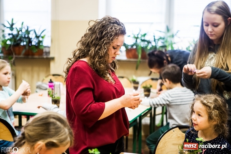 Zdjęcie w galerii na portalu naszraciborz.pl: Dzieci z SP 18 wspólnie z uczniami CKZiU nr 1 przygotowały upominki dla babci i dziadka wiadomości z regionu