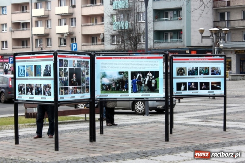 Zdjęcie w galerii na portalu naszraciborz.pl: Ratusz chwali się osiągnięciami w plenerze. Galeria zdjęć na Skwerze Pieczki  wiadomości z regionu