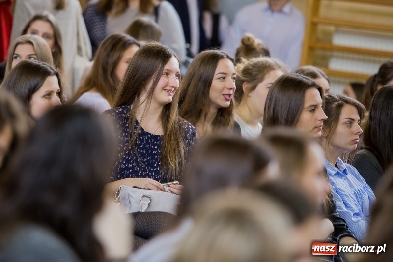 Zdjęcie w galerii na portalu naszraciborz.pl: II LO świętowało Dzień Patrona Szkoły. W przedstawieniu wystąpili zarówno uczniowie, jak i nauczyciele  wiadomości z regionu
