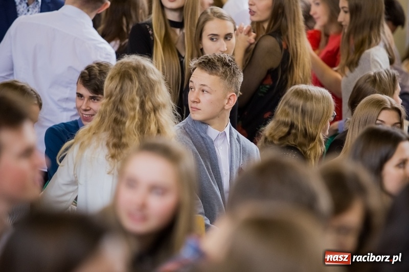 Zdjęcie w galerii na portalu naszraciborz.pl: II LO świętowało Dzień Patrona Szkoły. W przedstawieniu wystąpili zarówno uczniowie, jak i nauczyciele  wiadomości z regionu
