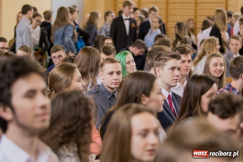 Zdjęcie w galerii na portalu naszraciborz.pl: II LO świętowało Dzień Patrona Szkoły. W przedstawieniu wystąpili zarówno uczniowie, jak i nauczyciele  wiadomości z regionu