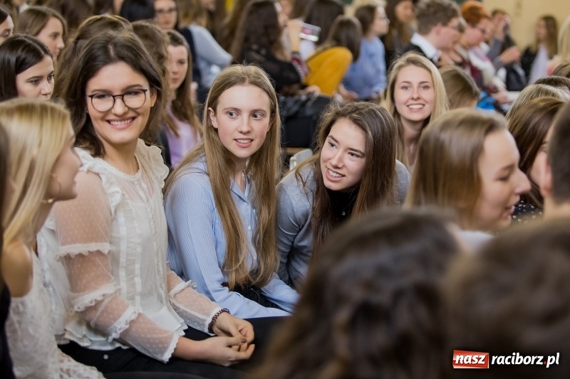 Zdjęcie w galerii na portalu naszraciborz.pl: II LO świętowało Dzień Patrona Szkoły. W przedstawieniu wystąpili zarówno uczniowie, jak i nauczyciele  wiadomości z regionu