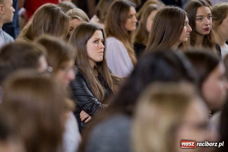 Zdjęcie w galerii na portalu naszraciborz.pl: II LO świętowało Dzień Patrona Szkoły. W przedstawieniu wystąpili zarówno uczniowie, jak i nauczyciele  wiadomości z regionu