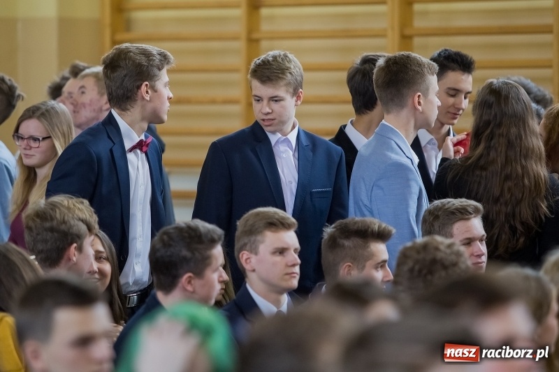Zdjęcie w galerii na portalu naszraciborz.pl: II LO świętowało Dzień Patrona Szkoły. W przedstawieniu wystąpili zarówno uczniowie, jak i nauczyciele  wiadomości z regionu