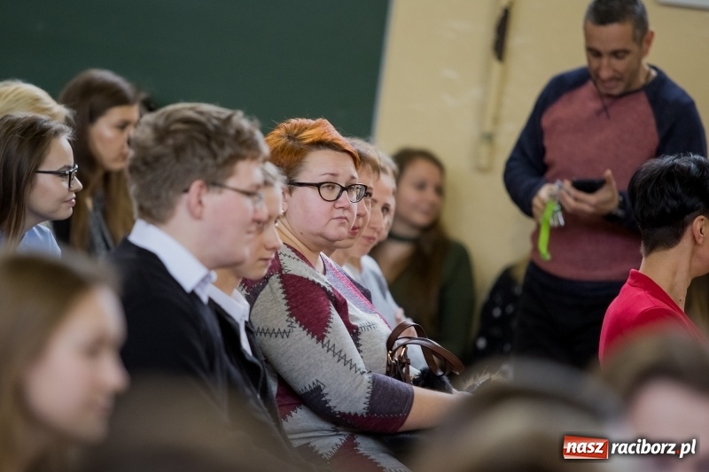 Zdjęcie w galerii na portalu naszraciborz.pl: II LO świętowało Dzień Patrona Szkoły. W przedstawieniu wystąpili zarówno uczniowie, jak i nauczyciele  wiadomości z regionu