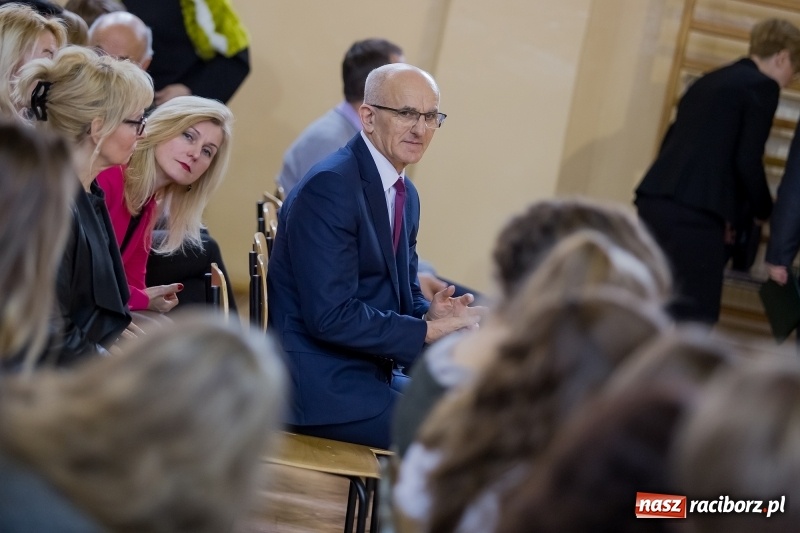 Zdjęcie w galerii na portalu naszraciborz.pl: II LO świętowało Dzień Patrona Szkoły. W przedstawieniu wystąpili zarówno uczniowie, jak i nauczyciele  wiadomości z regionu