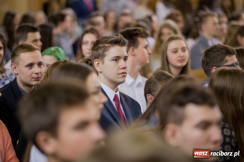 Zdjęcie w galerii na portalu naszraciborz.pl: II LO świętowało Dzień Patrona Szkoły. W przedstawieniu wystąpili zarówno uczniowie, jak i nauczyciele  wiadomości z regionu