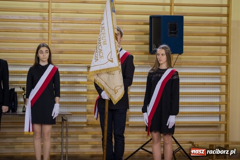 Zdjęcie w galerii na portalu naszraciborz.pl: II LO świętowało Dzień Patrona Szkoły. W przedstawieniu wystąpili zarówno uczniowie, jak i nauczyciele  wiadomości z regionu