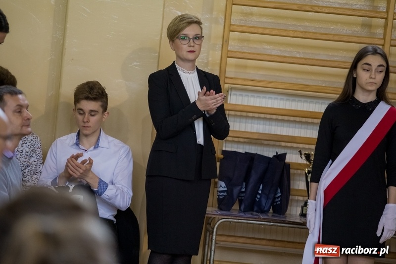 Zdjęcie w galerii na portalu naszraciborz.pl: II LO świętowało Dzień Patrona Szkoły. W przedstawieniu wystąpili zarówno uczniowie, jak i nauczyciele  wiadomości z regionu